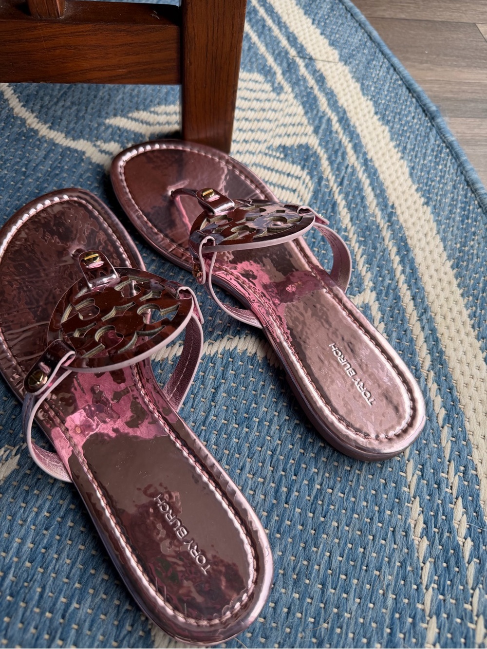 Tory Burch Metallic Rose Gold Logo Thong Sandals - Picture 2 of 8